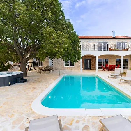 Luxury Agape - Heated Pool, Jacuzzi & Peaceful Retreat Near Zadar *