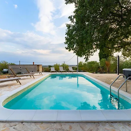 Luxury Agape - Heated Pool, Jacuzzi & Peaceful Retreat Near Zadar Villa *