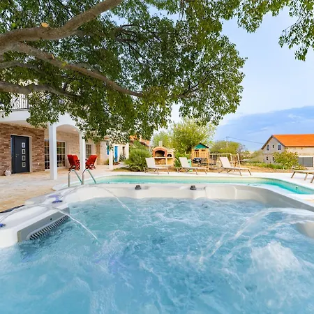 Luxury Agape - Heated Pool, Jacuzzi & Peaceful Retreat Near Zadar