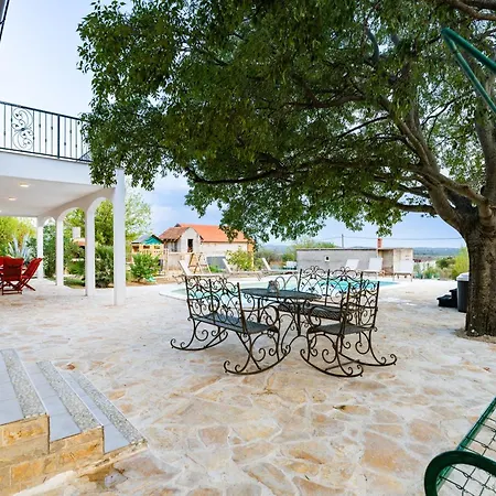 Luxury Agape - Heated Pool, Jacuzzi & Peaceful Retreat Near Zadar *