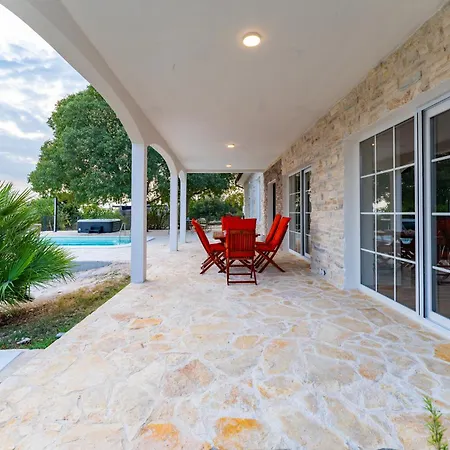 Luxury Agape - Heated Pool, Jacuzzi & Peaceful Retreat Near Zadar *