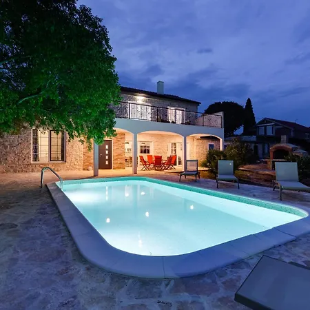 Luxury Agape - Heated Pool, Jacuzzi & Peaceful Retreat Near Zadar
