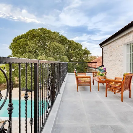 Luxury Agape - Heated Pool, Jacuzzi & Peaceful Retreat Near Zadar 빌라