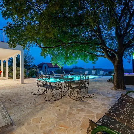 Villa Agape - Heated Pool *