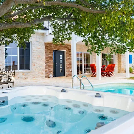 Luxury Agape - Heated Pool, Jacuzzi & Peaceful Retreat Near Zadar